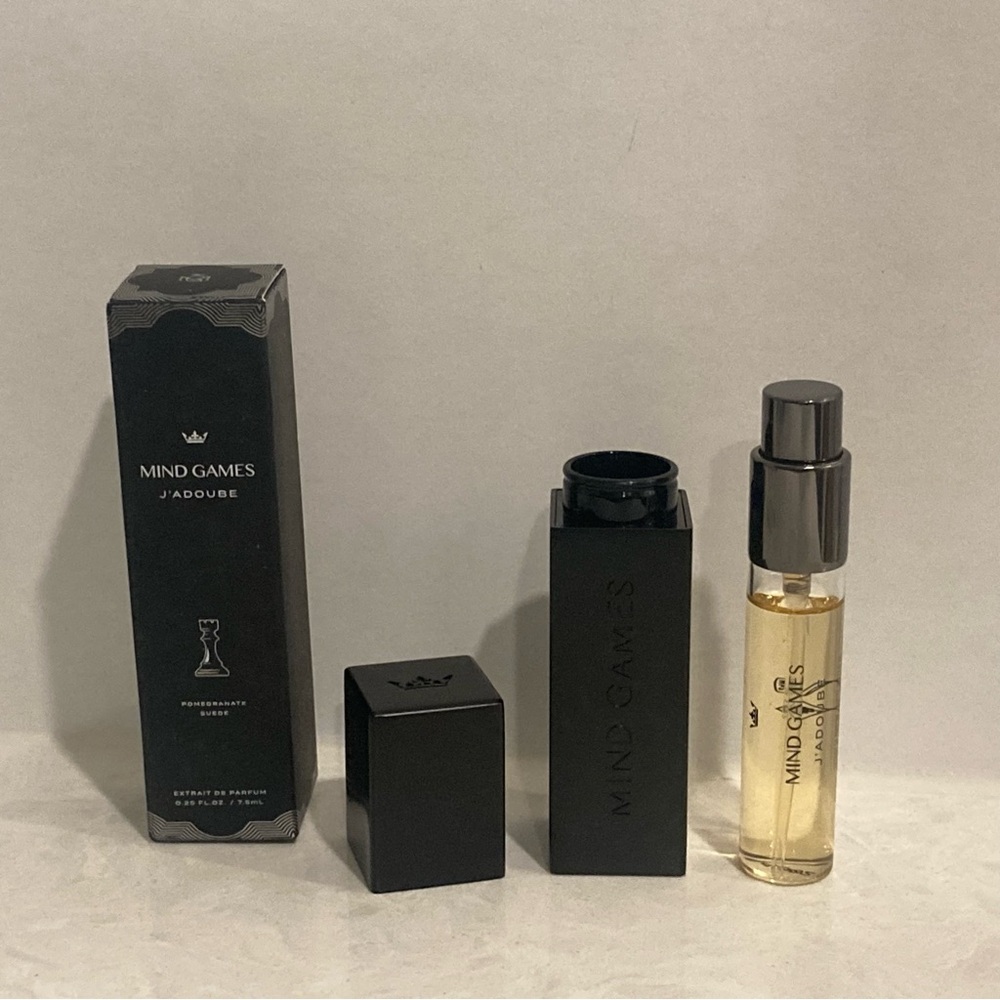 Mind Games
J'adoube Pomegranate Suede  
Extrait de Parfum 
w/Travel Case 7.5ml - Picture 3 of 3